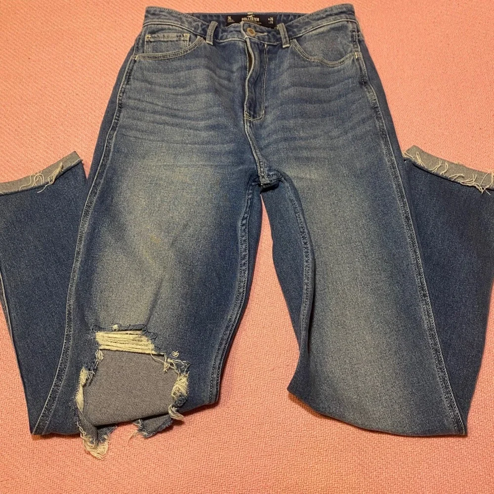 Hollister Ultra High-Rise Mom Jeans Medium Wash Distressed W26‎ L29 3L